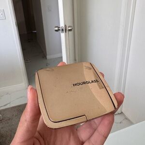 Hourglass ambient lighting bronzer